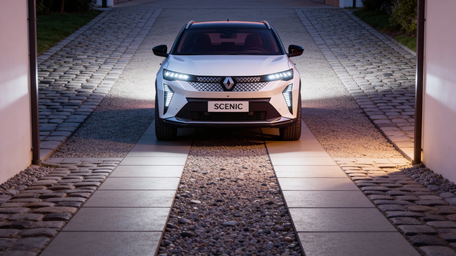 Renault Scenic dans une allée